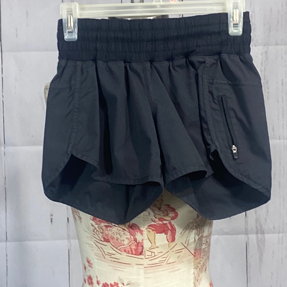 lululemon track that workout shorts, size 4